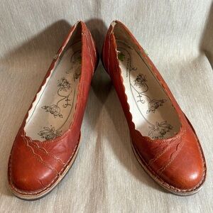 EL NATURALISTA Sz 39 Scalloped Edge Kitten Heel Leather Rubbed Sole Shoes
